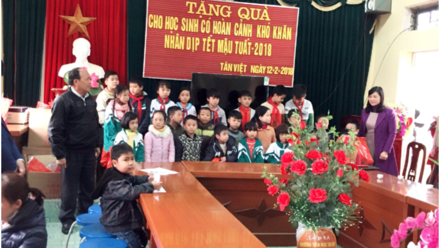 Trường Tiểu học Tân Việt: Trao 30 suất quà cho các em học sinh có hoàn cảnh khó khăn nhân dịp Tết nguyên đán Mậu Tuất 2018